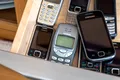 Cum poți să refolosești telefoanele vechi și uitate din sertare?