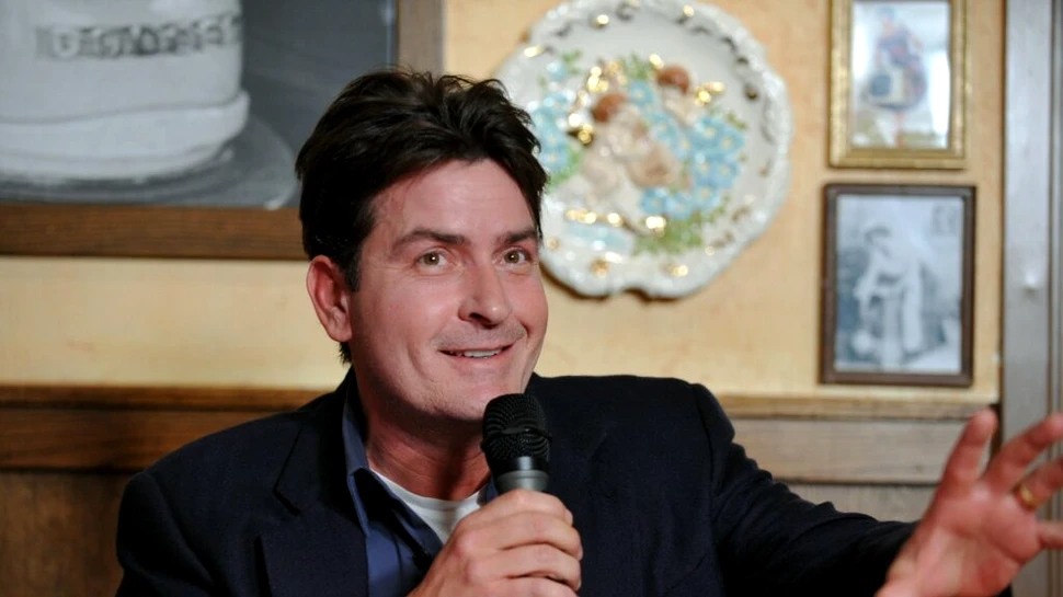 Actorul Charlie Sheen, atacat în propria locuință de o femeie care a încercat să-l sugrume