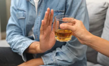 Cât alcool este prea mult? Diferența dintre consumul excesiv și consumul intensiv