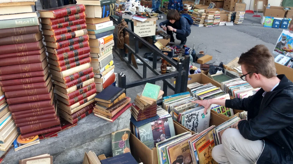 Câți români mai împrumută cărți de la bibliotecă? Mai puține spectacole și vizite la muzee