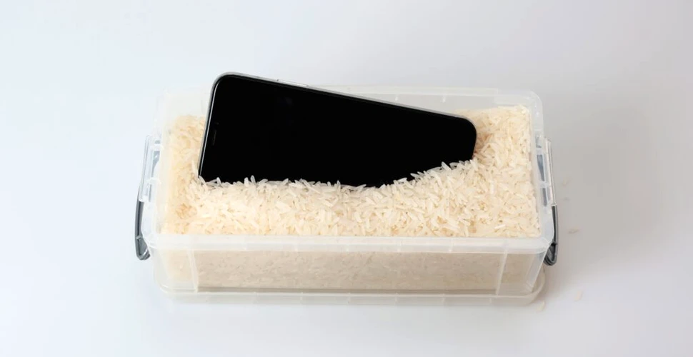 Apple recomandă utilizatorilor de iPhone să nu pună telefonul în orez