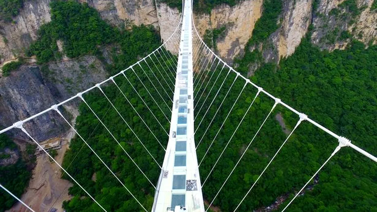 На высоте двухсот метров. Стеклянный мост Чжанцзяцзе. Стеклянный мост Чжанцзяцзе, Китай. Парк Чжанцзяцзе мост. Стеклянный мост Хунань.