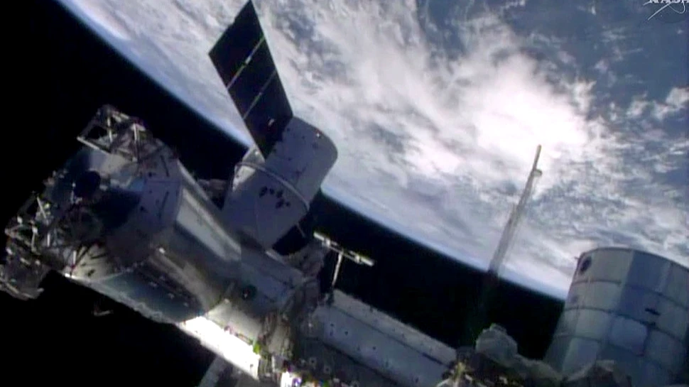 Capsula spaţială Dragon, fabricată de compania SpaceX, a amerizat cu bine în Oceanul Pacific