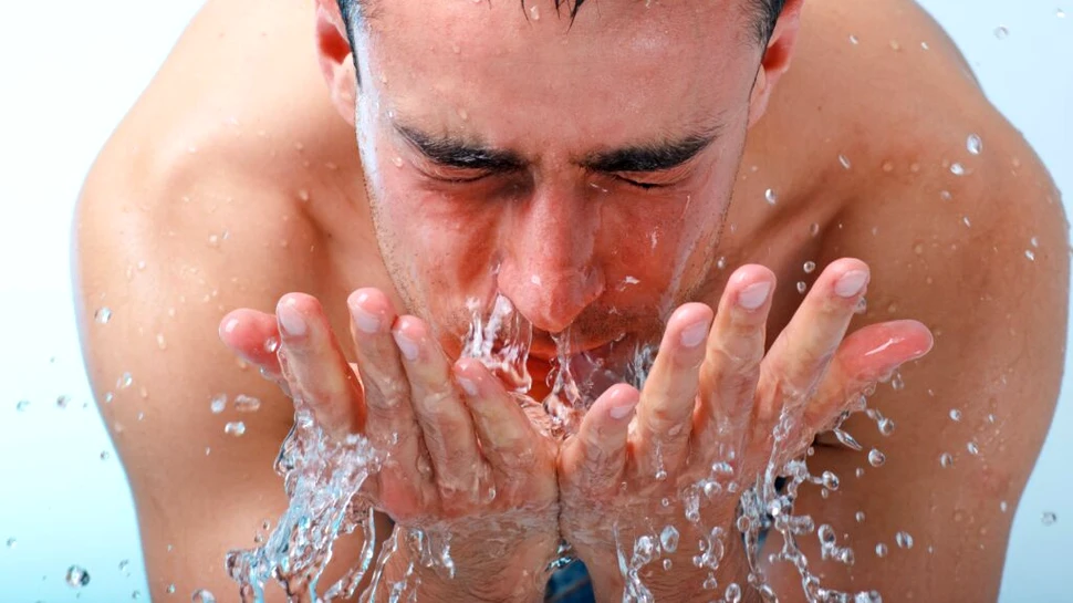 De ce nu este tocmai bine să ne spălăm pe față cu apă foarte rece?
