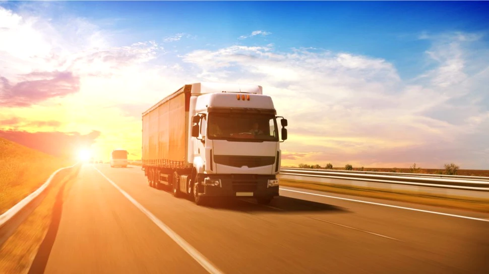 Angajații din industria transporturilor refuză noi contracte de teama Omicron