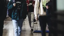Anturajul are un efect mai negativ asupra băieților decât a fetelor, arată un studiu