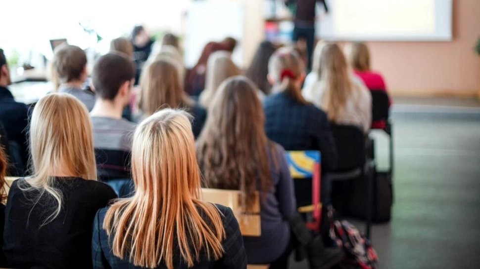 Tavanele înalte au un efect surprinzător asupra studenților care dau examen