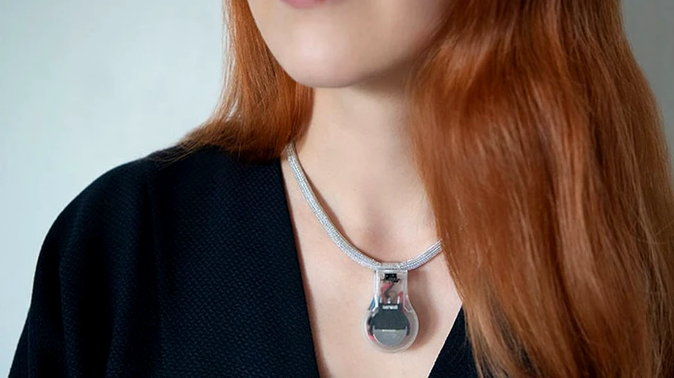 NASA a inventat pandantivul care te „ceartă” de fiecare dată când îți atingi fața