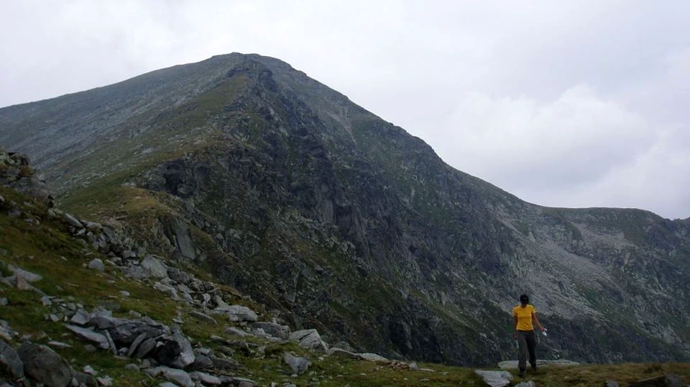 Veste bună pentru iubitorii de munte: au fost refăcute marcajele a 300 de trasee turistice montane