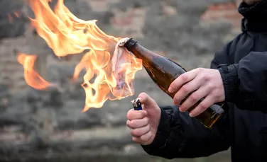 Cocktailul Molotov, o scurtă istorie a unei arme surprinzător de eficiente
