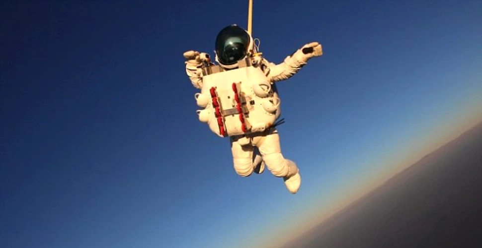 Nou record mondial: vicepreşedintele Google doboară recordul saltului cu paraşuta din stratosferă (VIDEO)