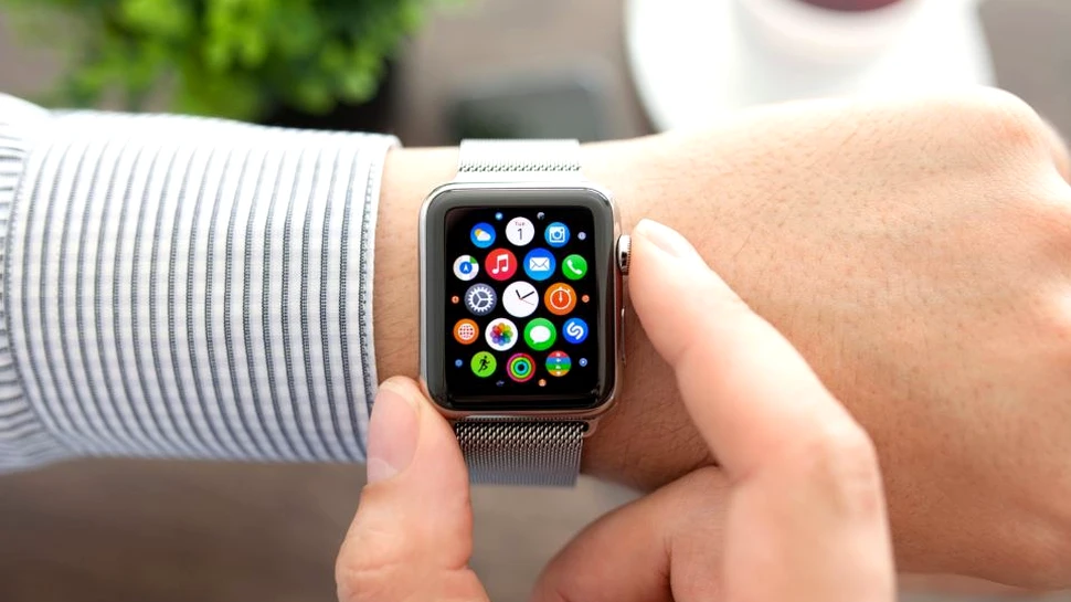Utilizatorii care folosesc de mult Apple Watch primesc gratuit upgrade-uri pe baza garanţiei