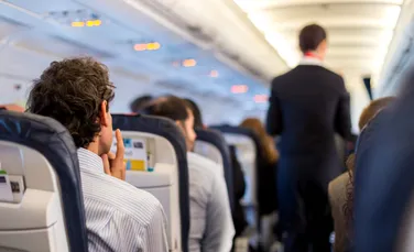 Scaunele din avioane vor fi din ce în ce mai incomode iar motivul este simplu