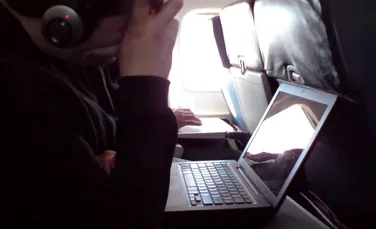 Laptop-urile INTERZISE în avion. Măsura aplicată zborurilor din Europa către Statele Unite