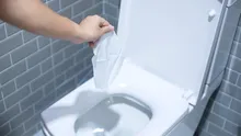 Îndemn pentru cetățeni: De ce nu este bine să aruncăm șervețele umede în toaletă?