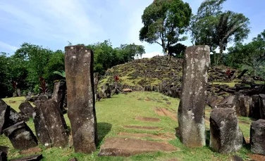 O piramidă uriașă îngropată în Indonezia ar putea fi cea mai veche din lume