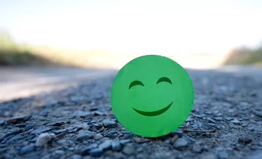 Cum se destramă încrederea de sine: Rușinea, comparația și invalidarea emoțională, explicate pe înțelesul tuturor