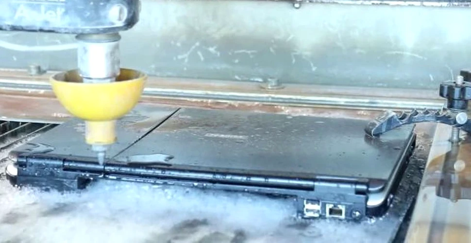 Ce se întâmplă când tai electronice cu un jet de apă? VIDEO