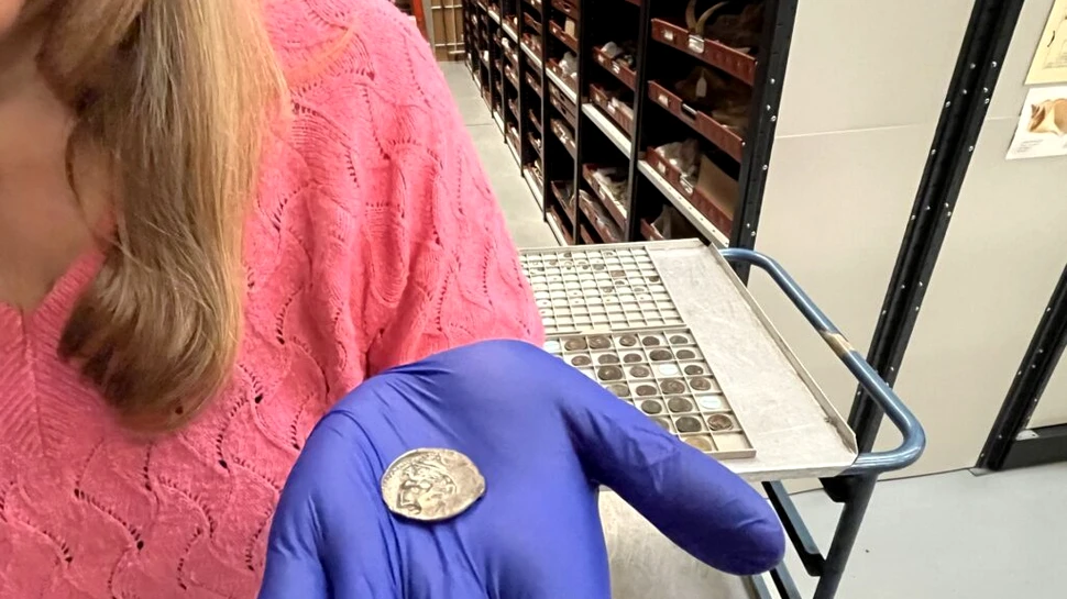 Cum a ajuns o monedă feniciană veche de 2.000 de ani în casieria unui șofer de autobuz din Anglia?