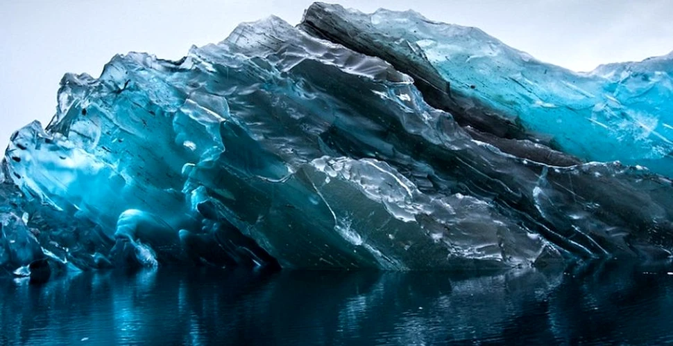 Imagini din altă lume: cum arată un aisberg răsturnat