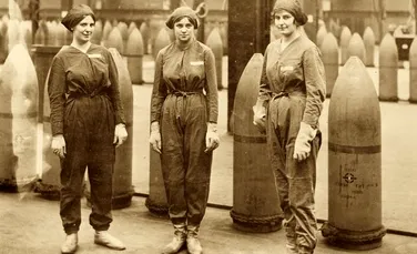 ”Fetele-canar”, muncitoarele care au murit în fabrici servindu-şi ţara  – FOTO