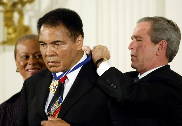 Muhammad Ali decorat de preşedintele american George Bush Jr.