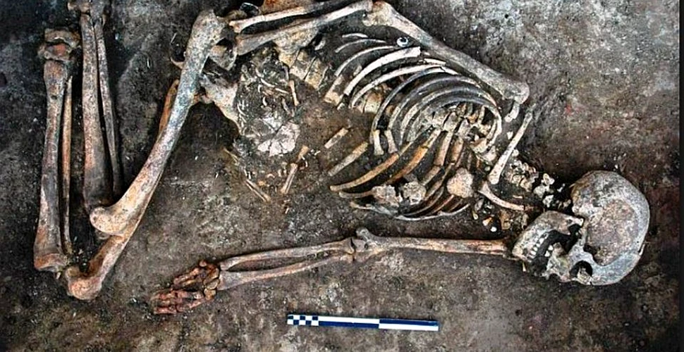 Descoperire unică într-un mormânt vechi de 4.500 de ani. Rămăşiţele unei femei au fost deshumate şi decorate cu semne misterioase