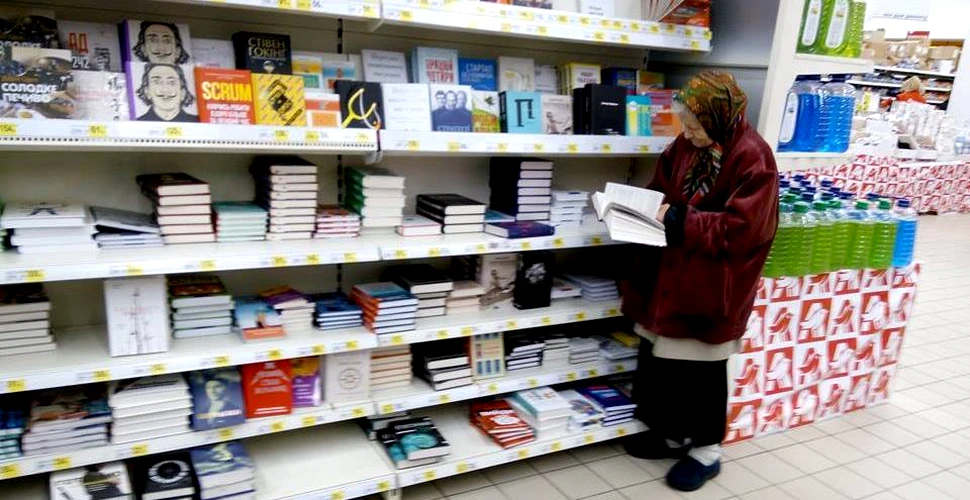 De 15 ani, o femeie din Kiev merge zilnic într-un magazin doar pentru a citi