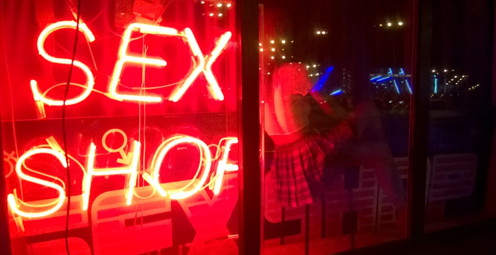 Un sex-shop din Spania a lansat nişte obiecte ”speciale” cu ocazia Crăciunului. Scandalul a pornit imediat: ”Ascultă-mă dacă vrei să apuci 2017”