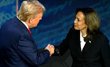 Ce au spus Kamala Harris și Donald Trump atunci când microfoanele erau oprite?