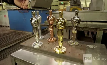 Cum sunt fabricate celebrele statuete-simbol ale Premiilor Oscar – VIDEO