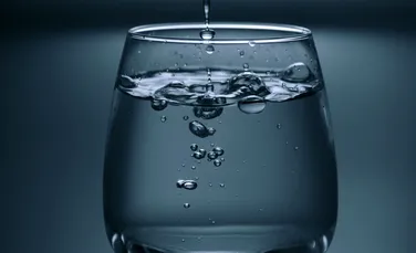 Cum poți purifica un litru de apă de râu doar într-o oră. Comprimatul care face minuni