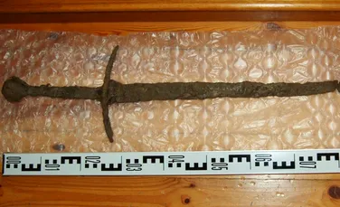 O sabie rară din secolul al XIV-lea, găsită de arheologi amatori în Polonia