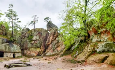 Rocile Dovbush, structurile misterioase ascunse adânc în pădurile Ucrainei