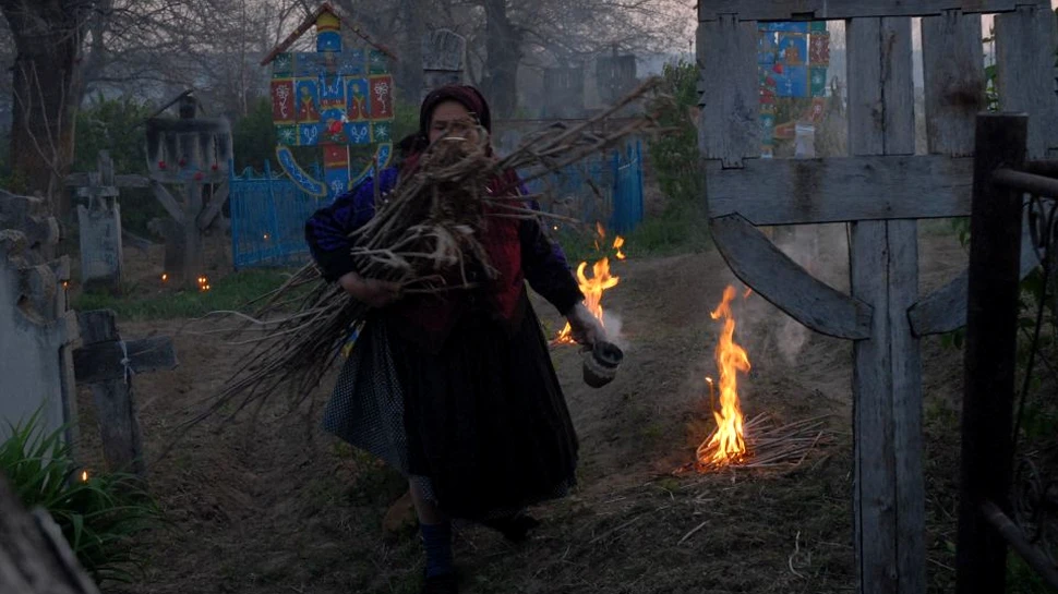 Tradiţia focurilor din Joia Mare. Oamenii cred că se deschid porţile Raiului şi Iadului