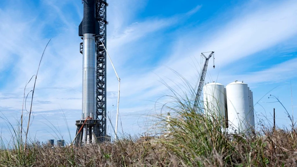 Cea mai mare rachetă asamblată vreodată aparține SpaceX. Un braț robotic gigant a montat-o