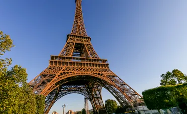 O bucată din scara Turnului Eiffel, vândută la licitație cu aproape jumătate de milion de dolari