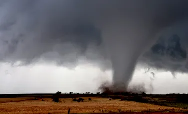 Povestea omului care a rămas captiv în interiorul unei tornade și a scăpat cu viață