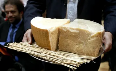 Ce se găseşte în brânzeturile rase, care se vând ca ”100 % parmezan”? Scandalul din industria alimentară din SUA
