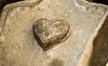 O urnă de plumb care conținea o inimă umană, descoperită în Franța. Ce se știe despre această practică funerară