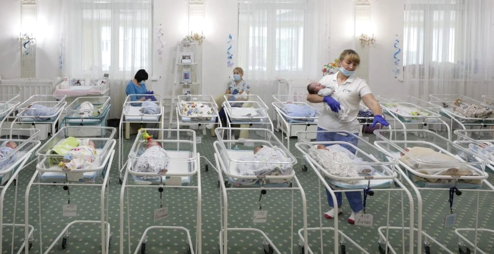 Cea mai mare fabrică de bebeluși din lume se află la periferia din Kiev. Drama prin care trec zeci de părinți și femeile care le aduc copiii pe lume