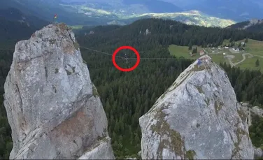 Curaj imens al unui tânăr român: a făcut cascadorii la 1600 de metri altitudine pe o coardă sintetică de doar 2,5 centimetri lăţime. VIDEO