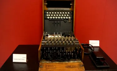 Maşina de criptare ,,Enigma,” utilizată de germani în cel de-Al Doilea Război Mondial, a fost vândută în România pentru suma de 45.000 de euro – FOTO