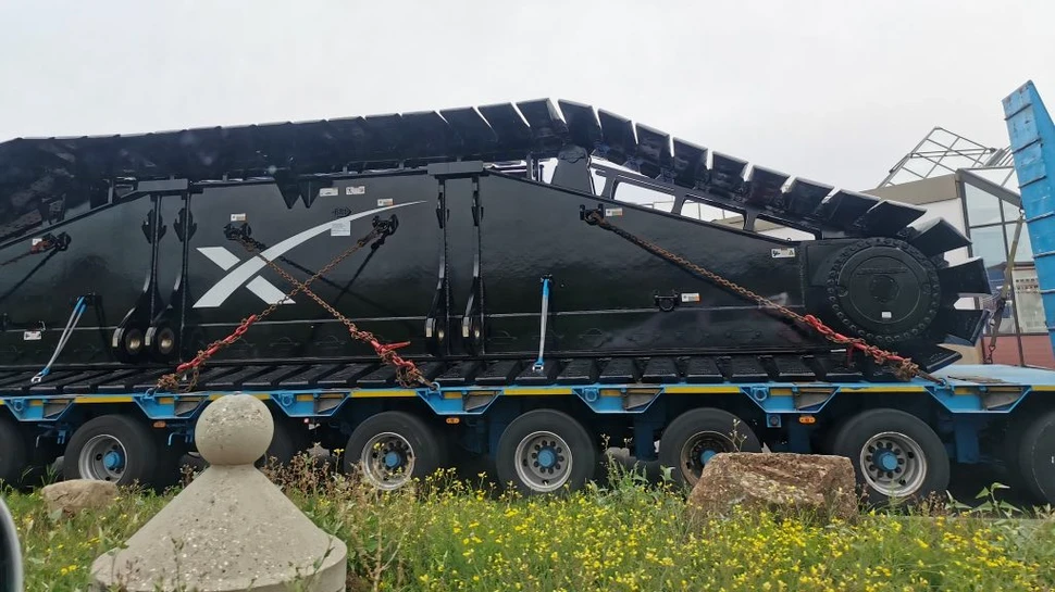 Șenile de tanc uriașe, inscripționate cu logo-ul SpaceX, observate de un șofer pe Autobahn