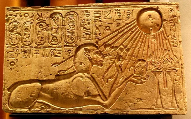 Faraonul Akhnaton, sub forma unui sfinx, venerează discul solar, reprezentarea zeului Aton