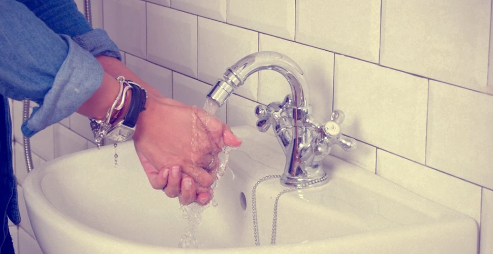 Uitaţi să vă spălaţi pe mâini după ce aţi fost la toaletă? Iată cât de uşor se răspândesc microbii (VIDEO)