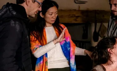 Chloé Zhao, regizoarea care a dus Hamnet spre Golden Globe și a scris o nouă pagină de istorie cinematografică