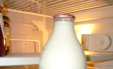 De ce nu ar trebui să depozitezi niciodată laptele pe primul raft al frigiderului