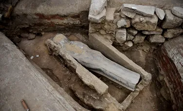 Un sarcofag antropomorf, descoperit printre noile morminte dezvăluite sub Catedrala Notre-Dame