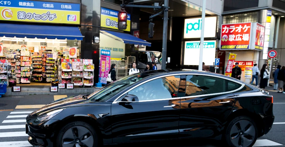 Japonia vrea să convingă Tesla să investească în Nissan